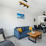 Blue In With Mountain View And Parking By Renters Apartamento *