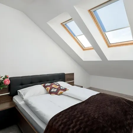 Blue In With Mountain View And Parking By Renters Lägenhet *