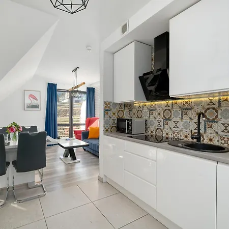 Blue In With Mountain View And Parking By Renters *