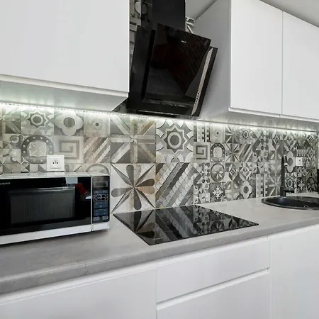 Blue In With Mountain View And Parking By Renters