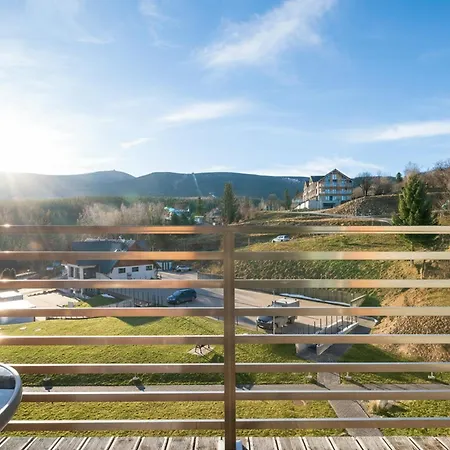 Blue In With Mountain View And Parking By Renters Apartmán