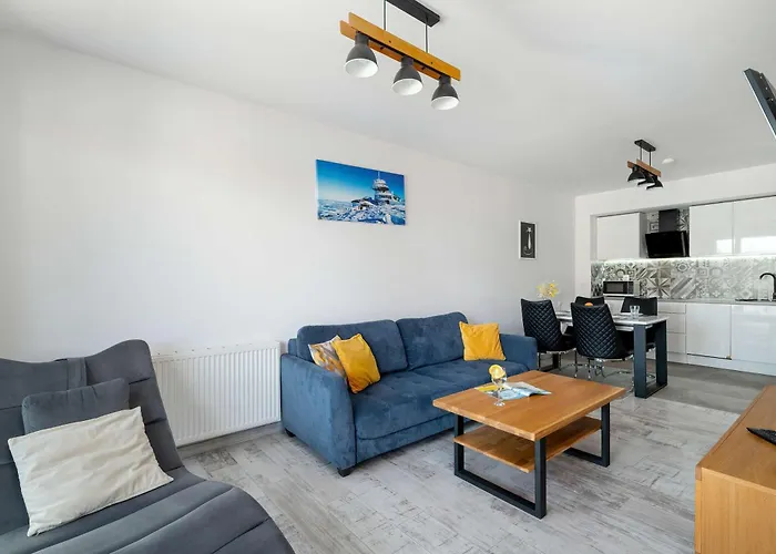 Blue In With Mountain View And Parking By Renters Apartament *