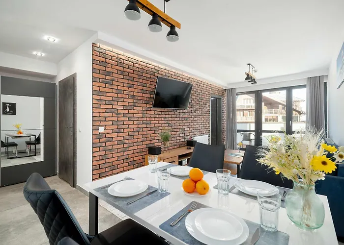 Blue In With Mountain View And Parking By Renters Lägenhet *